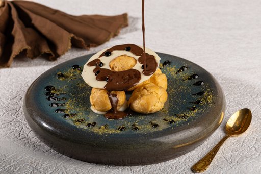 Beyaz çikolatalı profiterol